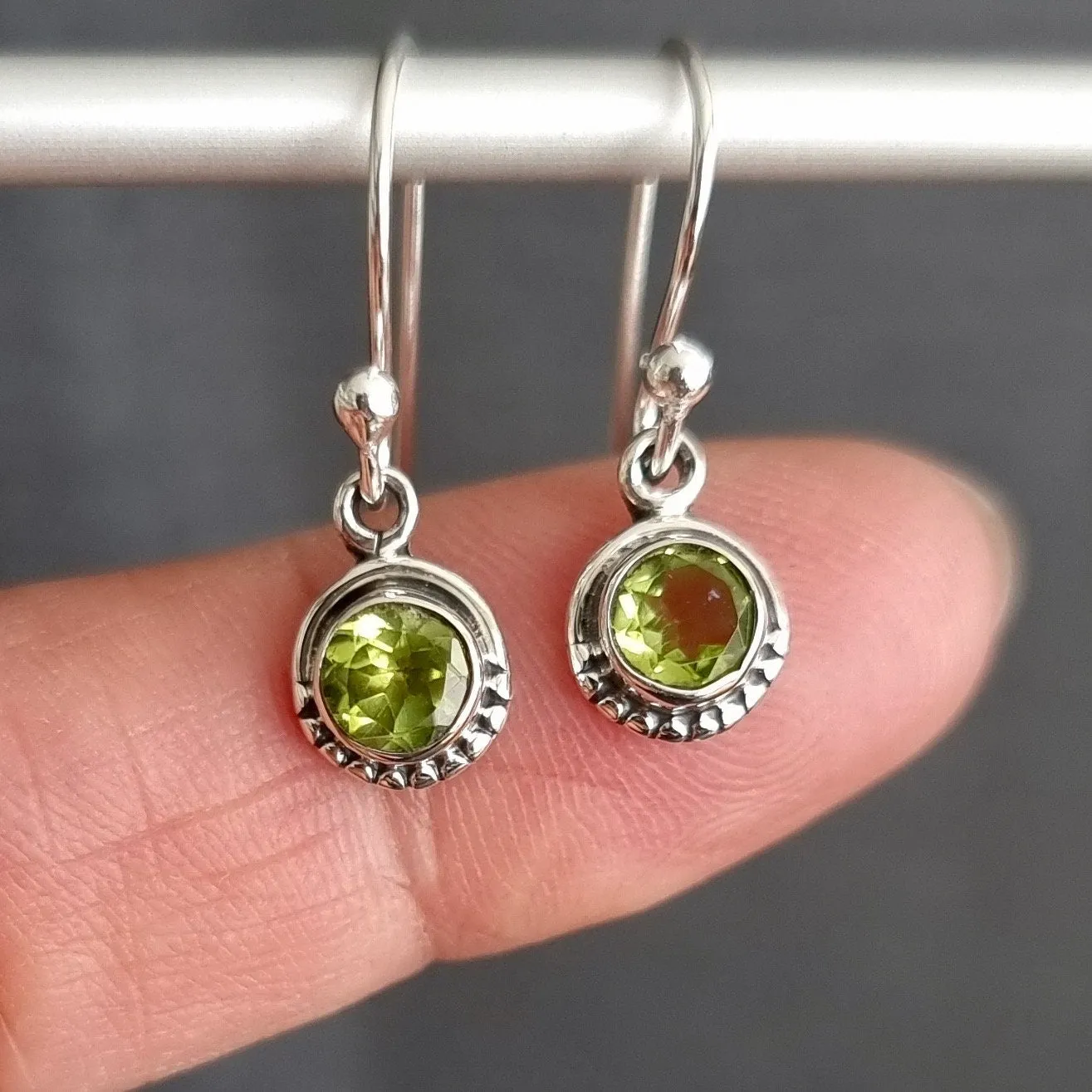 Boho Round 6mm Peridot 925 Silver Earrings, E86P