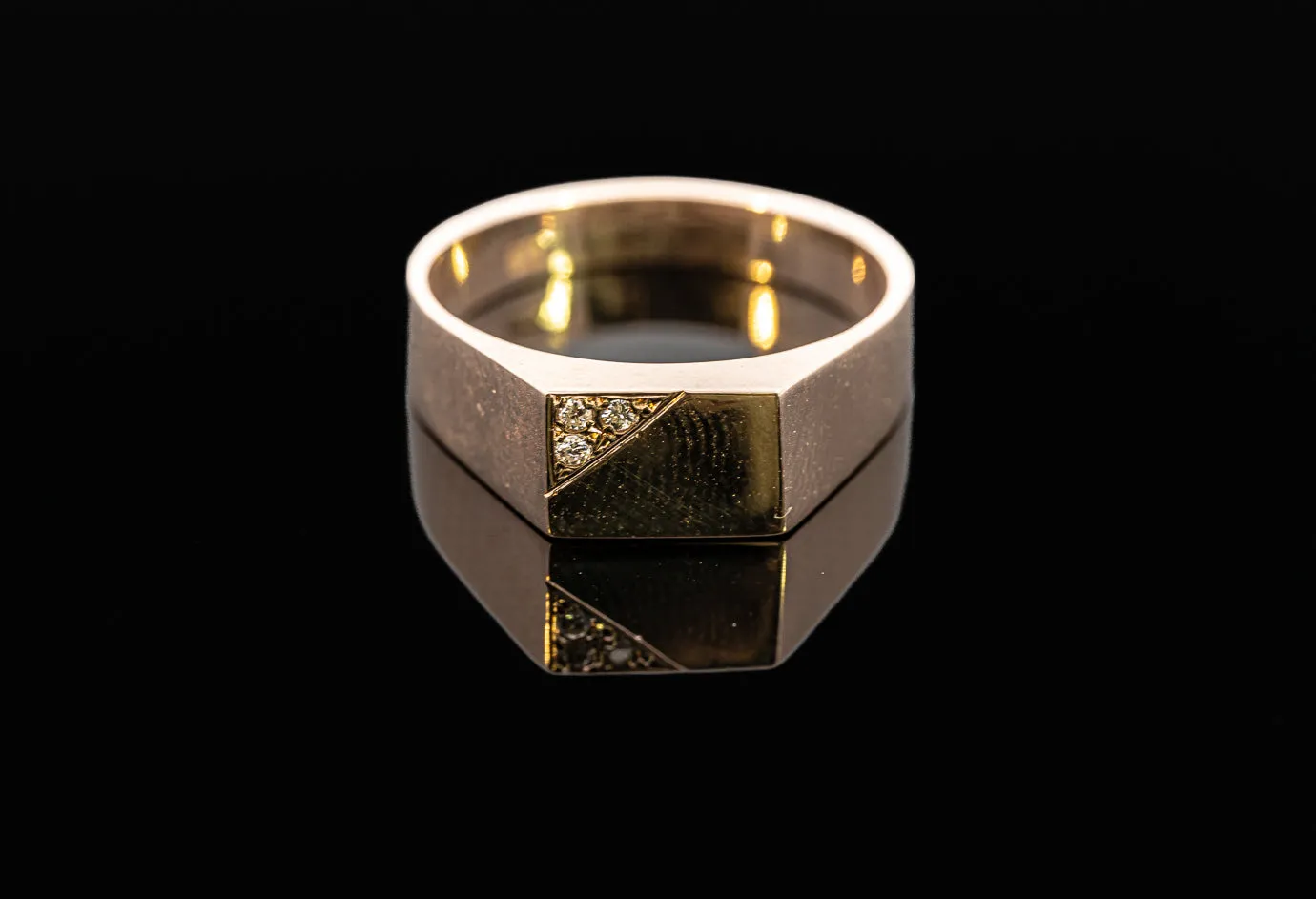 Elegant Unisex Yellow Gold Diamond Signet Ring