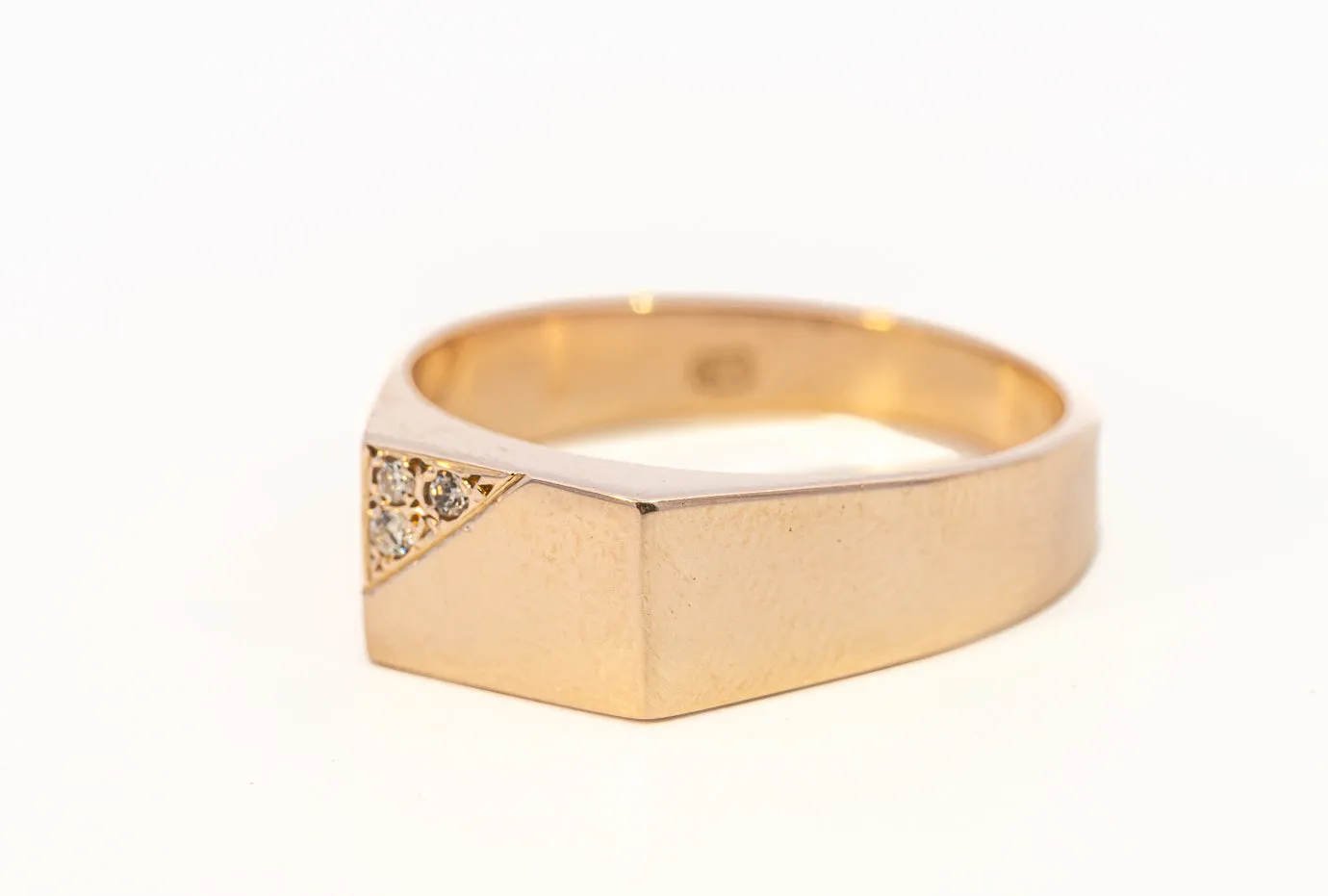 Elegant Unisex Yellow Gold Diamond Signet Ring