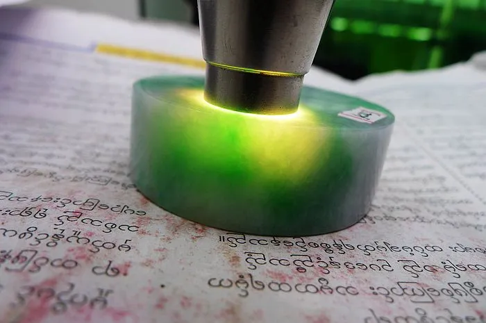 Natural Jade Rough Jadeite Raw (131g,5.21x1.9cm)