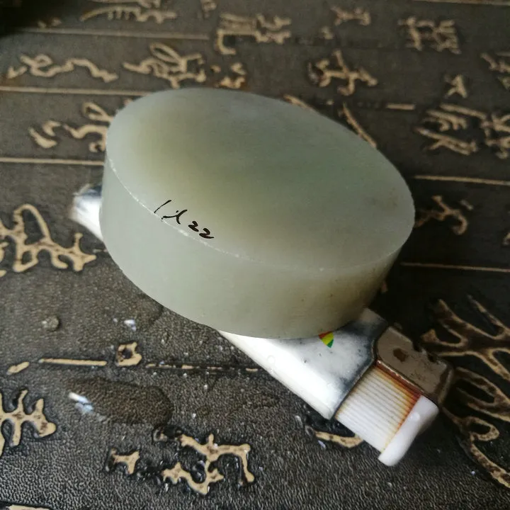 Natural Kunlun Jade Rough Nephrite Raw (135g, 5.9X1.7cm)