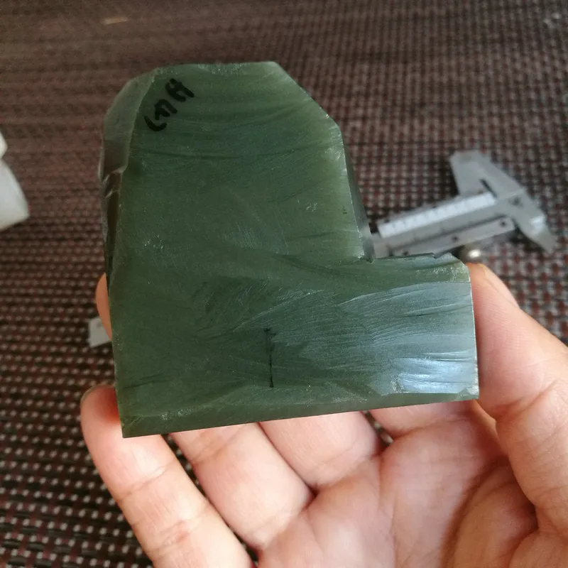 Natural Kunlun Jade Rough Nephrite Raw (158g, 6.5X6.2x2cm)