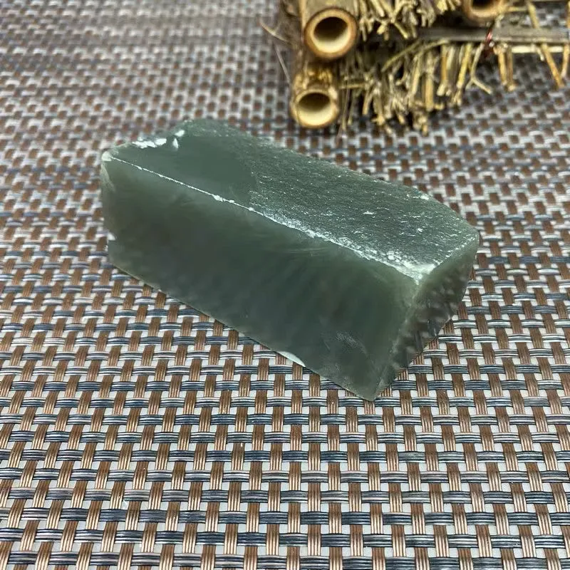 Natural Kunlun Jade Rough Nephrite Raw (282g,8.1X3.7X3.4cm)