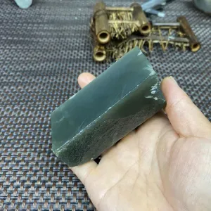 Natural Kunlun Jade Rough Nephrite Raw (282g,8.1X3.7X3.4cm)