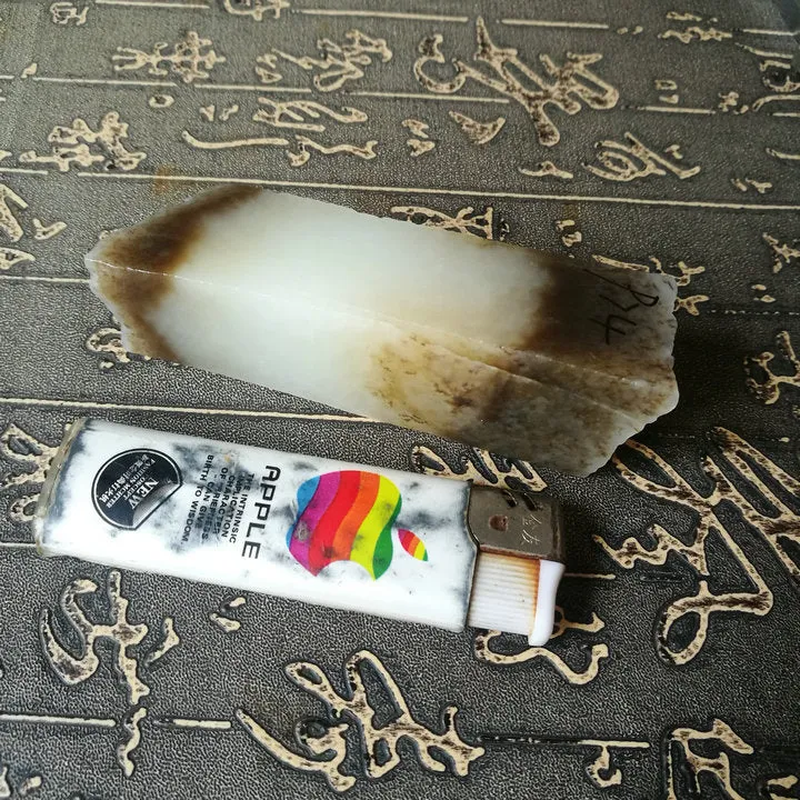 Natural Siberian Jade Rough Nephrite Raw (133g, 9X2.7X2.1cm)