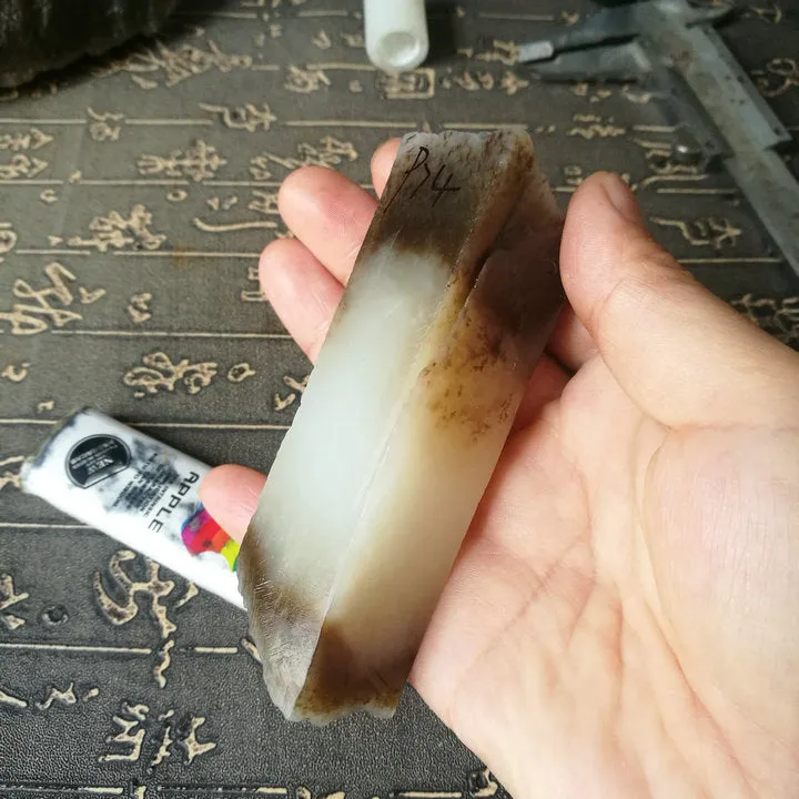 Natural Siberian Jade Rough Nephrite Raw (133g, 9X2.7X2.1cm)
