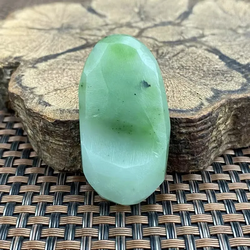 Natural Siberian Jade Rough Nephrite Raw (24g, 4.5X2.3X1.3cm)