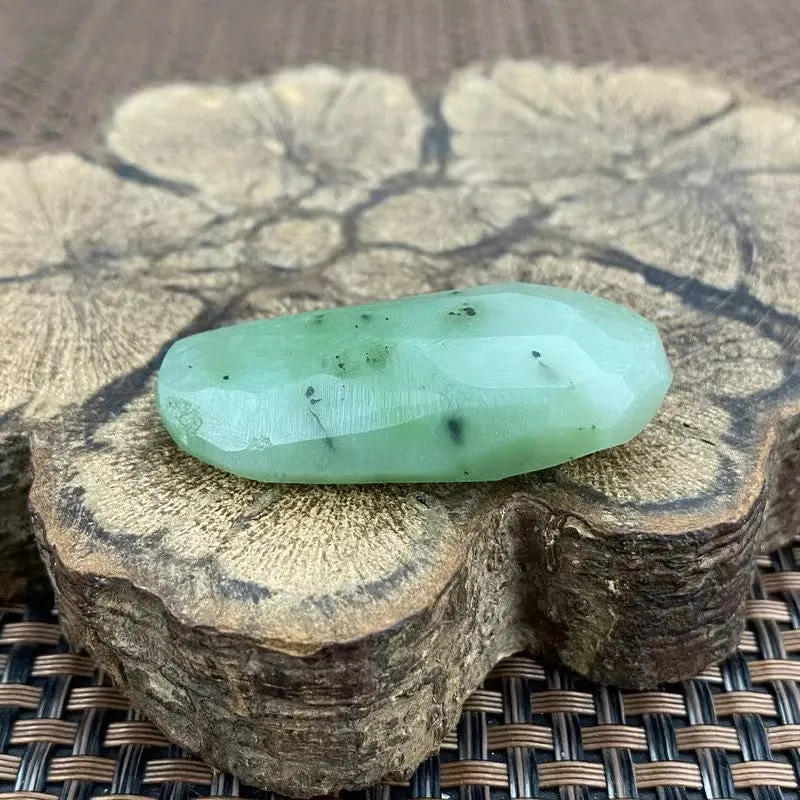 Natural Siberian Jade Rough Nephrite Raw (24g, 4.5X2.3X1.3cm)