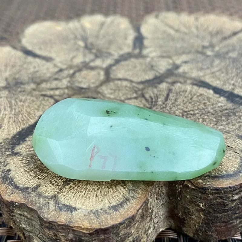 Natural Siberian Jade Rough Nephrite Raw (24g, 4.5X2.3X1.3cm)