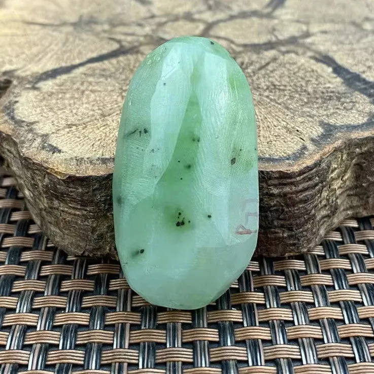 Natural Siberian Jade Rough Nephrite Raw (24g, 4.5X2.3X1.3cm)
