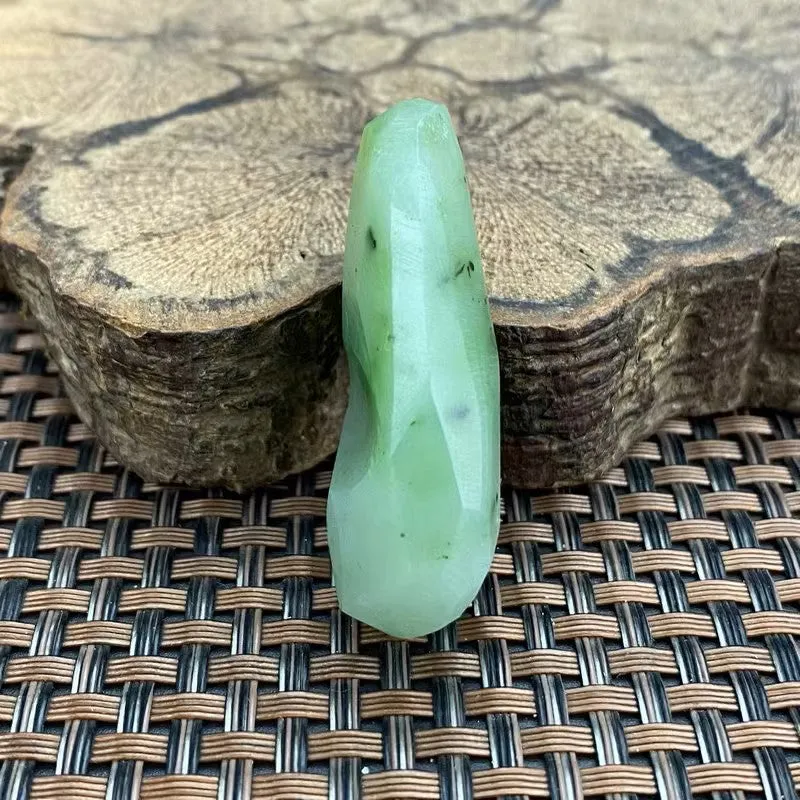 Natural Siberian Jade Rough Nephrite Raw (24g, 4.5X2.3X1.3cm)