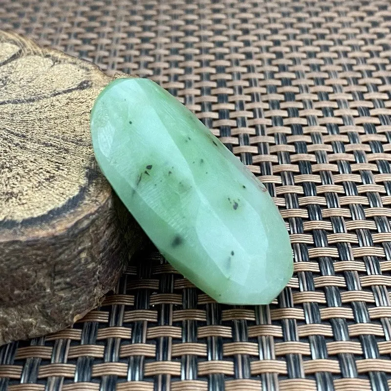 Natural Siberian Jade Rough Nephrite Raw (24g, 4.5X2.3X1.3cm)